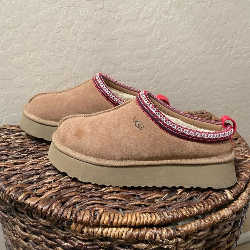 🚨SOLD🚨UGG Tan Tasman Suede Mule with Red Patterned Trim Size 11 - Picture 4 of 8